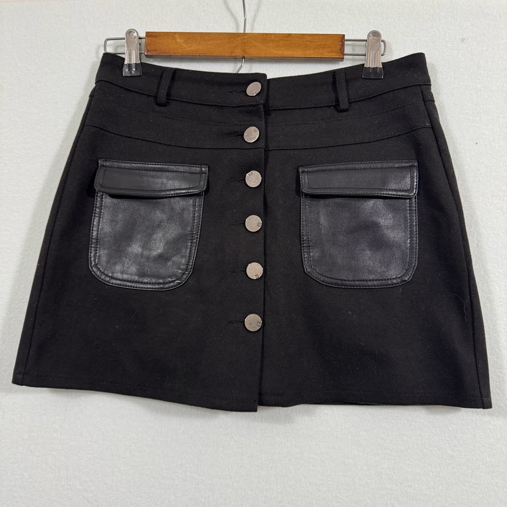 E. Coyuan Size Large Black Mini Skirt Skort Leather like Pockets Button Front